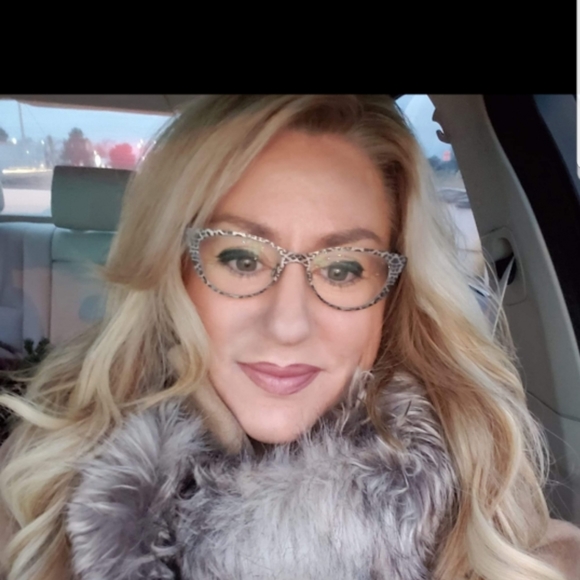 Meet your Posher, Tina - Picture 2 of 2